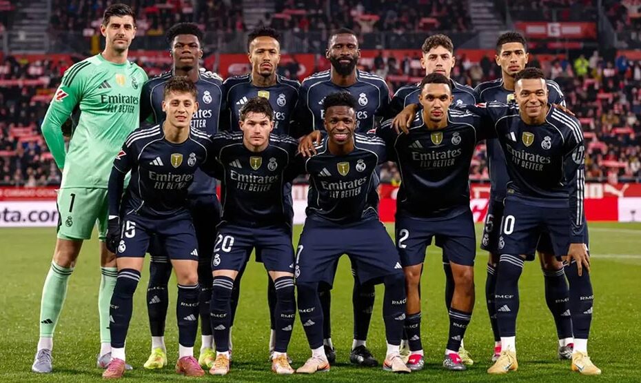 Jugadores del Real Madrid posando juntos antes del partido